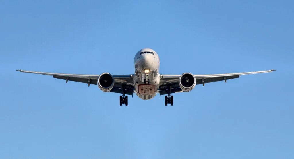 airplane in midair at daytime